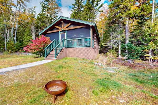 Cabin surrounded in nature walks, equipped with kitchen, fireplace, AC