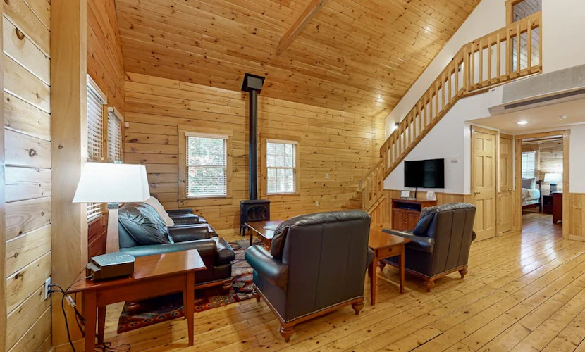 Idyllic three-bedroom dog-friendly cabin w/full kitchen, fireplace & hiking