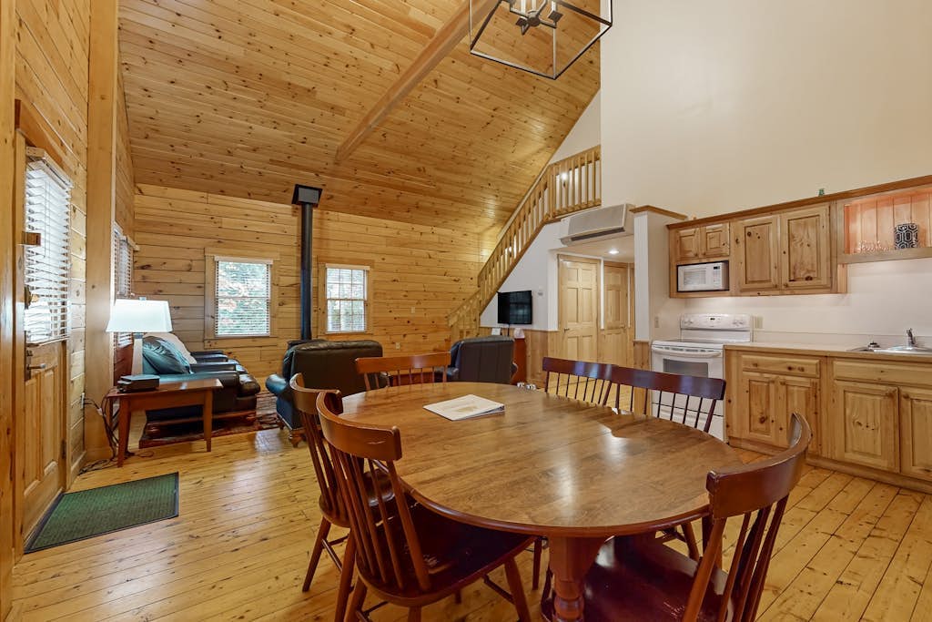Idyllic three-bedroom dog-friendly cabin w/full kitchen, fireplace & hiking