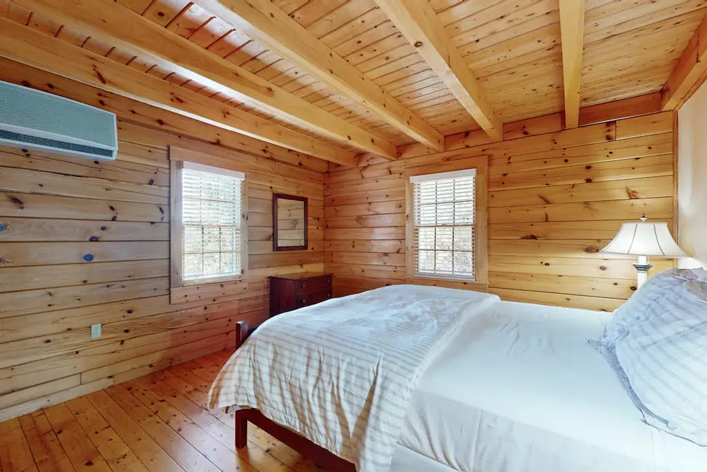 Lynx Cabin 106