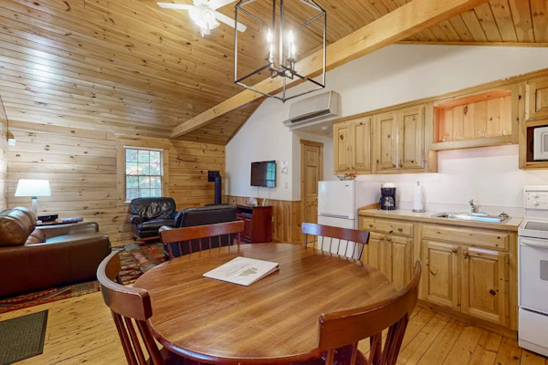 Relaxing two bedroom cabin escape w/fireplace, kitchen & wooded views