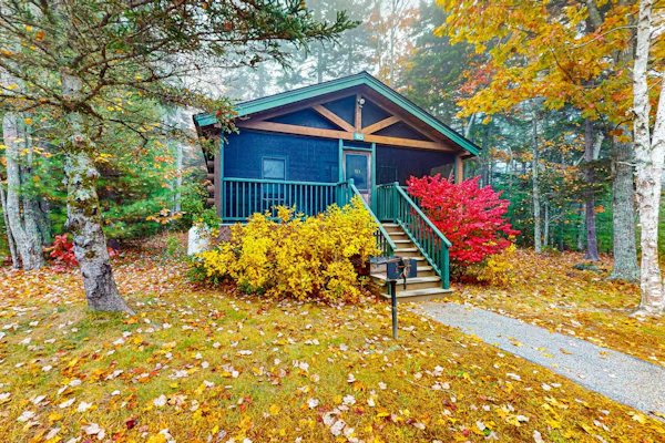 Relaxing two bedroom cabin escape w/fireplace, kitchen & wooded views