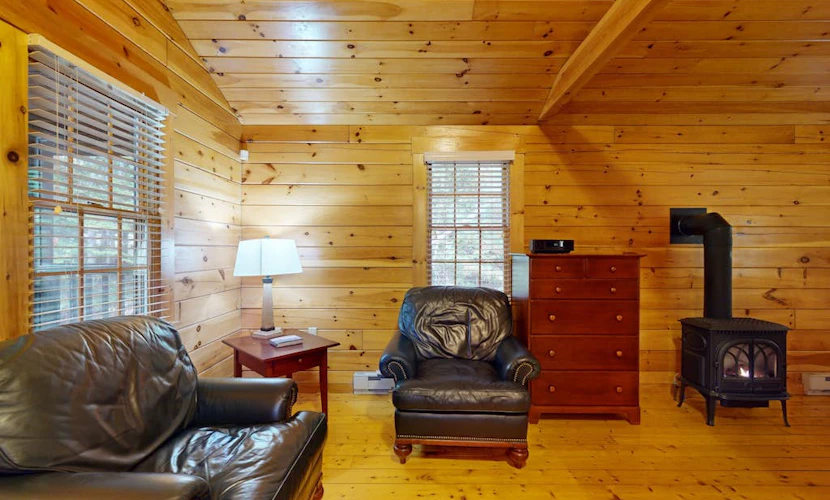 Charming studio cabin near hiking trails with firepit, & AC