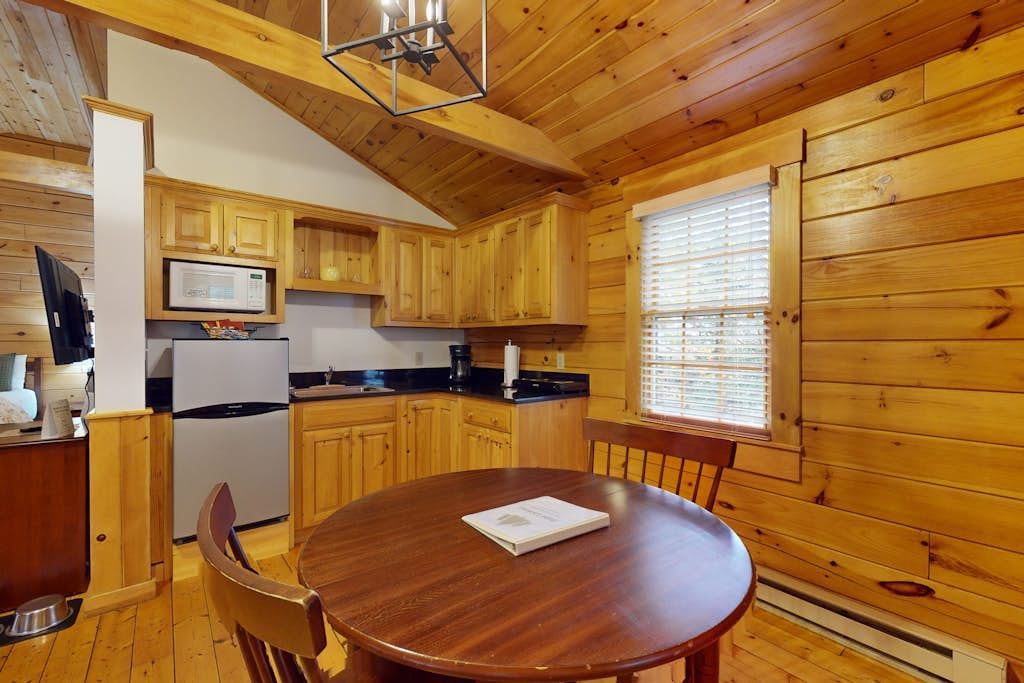 Charming studio cabin near hiking trails with firepit, & AC