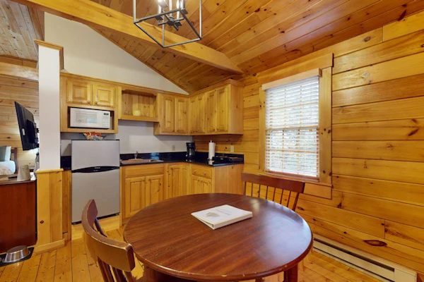Charming studio cabin near hiking trails with firepit, & AC