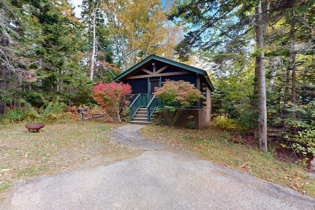 Charming studio cabin near hiking trails with firepit, & AC