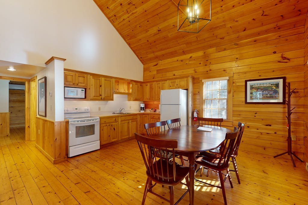 Tranquil dog-friendly cabin with full kitchen, fireplace & nearby recreation