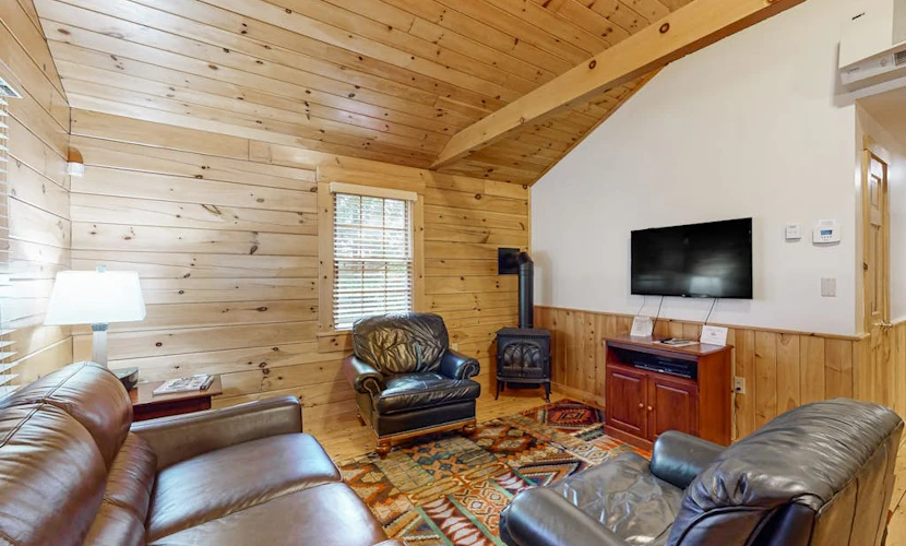 Charming cabin retreat with fireplace, kitchen, nearby hiking - dog-friendly