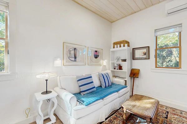 Charming coastal cottage with firepit and easy beach access