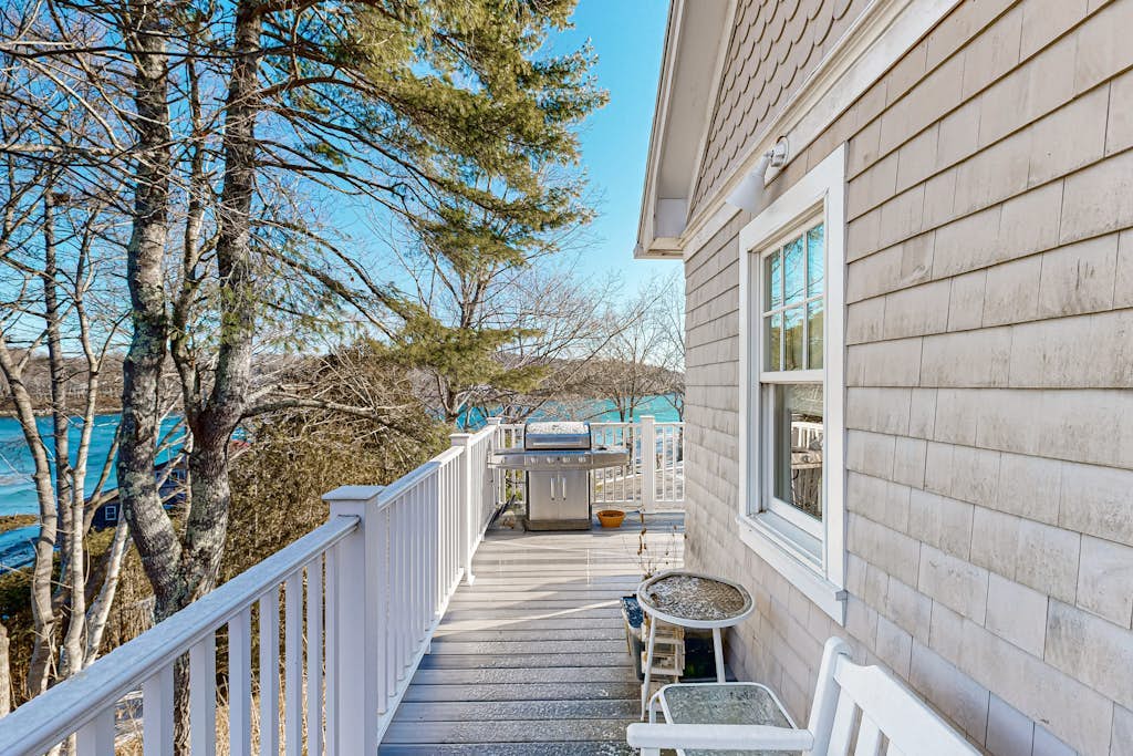 Charming Coastal Retreat with Bay Views, Modern Comforts, and Nearby Adventures