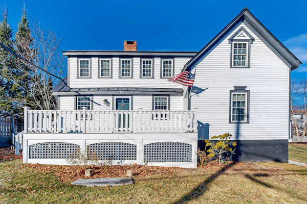 Cozy apartment near the river: walk to town & local attractions
