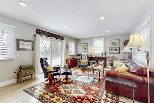 Elegant home with a cozy living area, Wifi, backyard, and washer/dryer