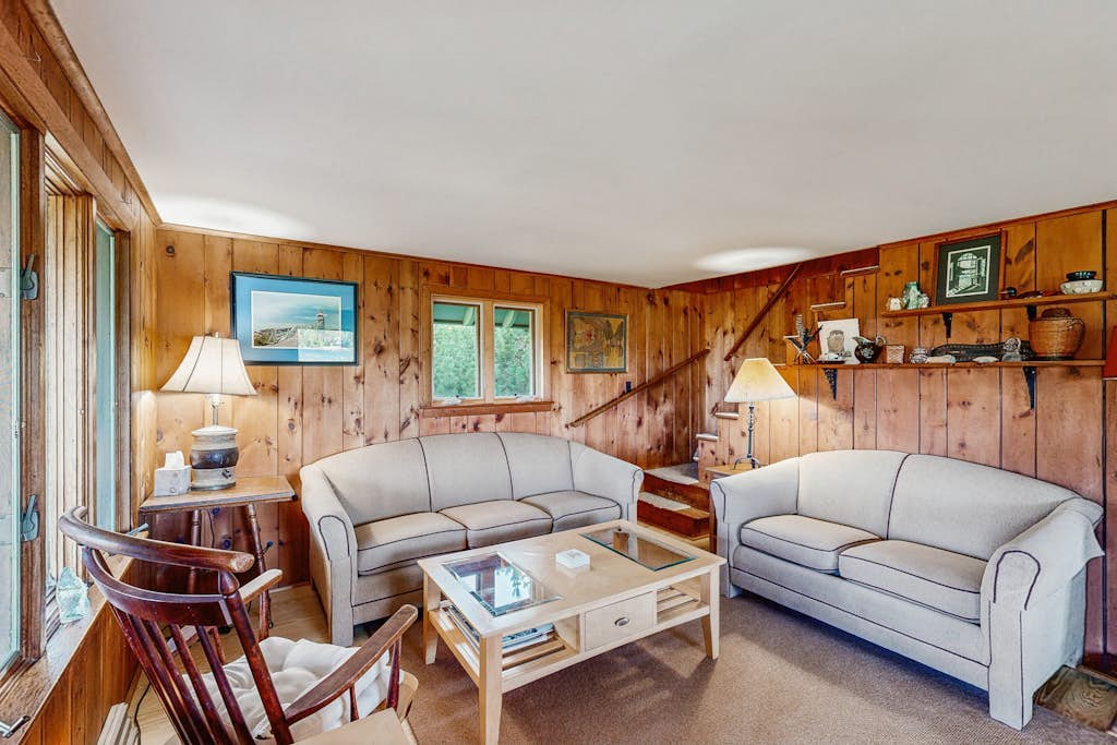 Peaceful coastal cabin with screened porch, water view of the cove, dog-friendly