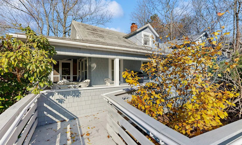 Bright, spacious getaway with full kitchen, furnished porch & WiFi - near trails