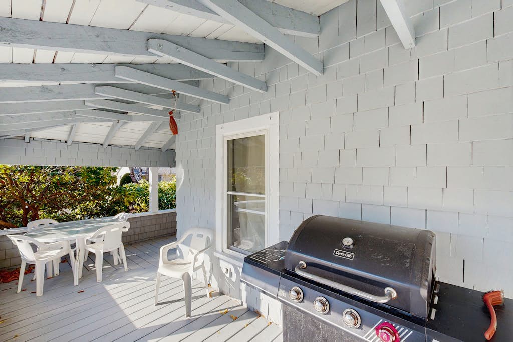 Bright, spacious getaway with full kitchen, furnished porch & WiFi - near trails