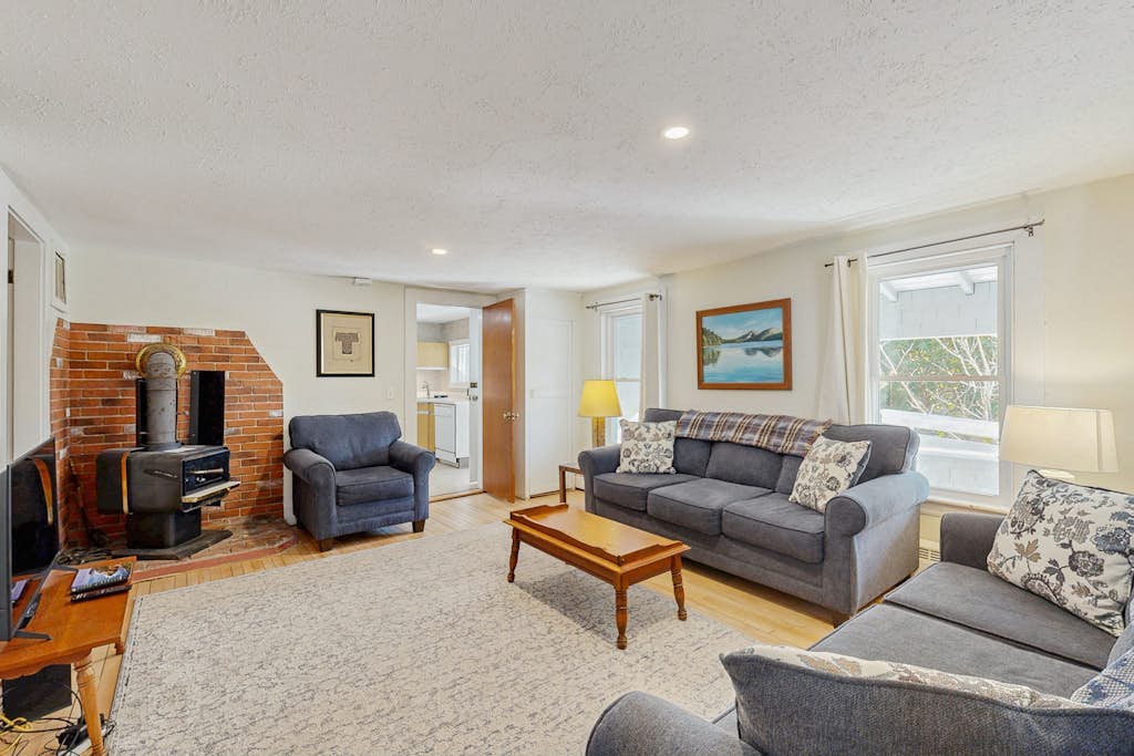 Bright, spacious getaway with full kitchen, furnished porch & WiFi - near trails