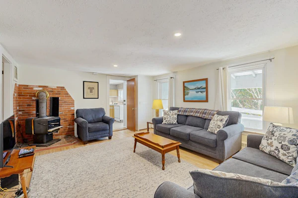 Bright, spacious getaway with full kitchen, furnished porch & WiFi - near trails