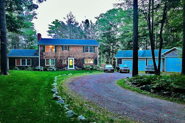 Tranquil private riverfront home w/ tidal dock & large yard