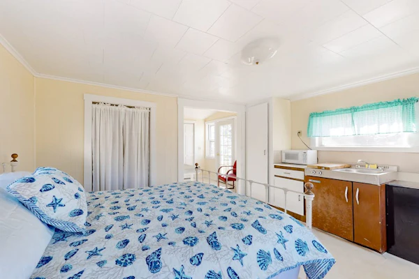 Charming love shack with stunning seaside views and all the comforts of home