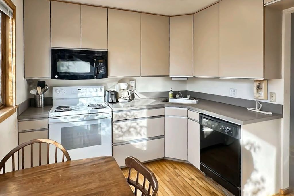 Alluring home with full kitchen, furnished patio, washer/dryer & private yard