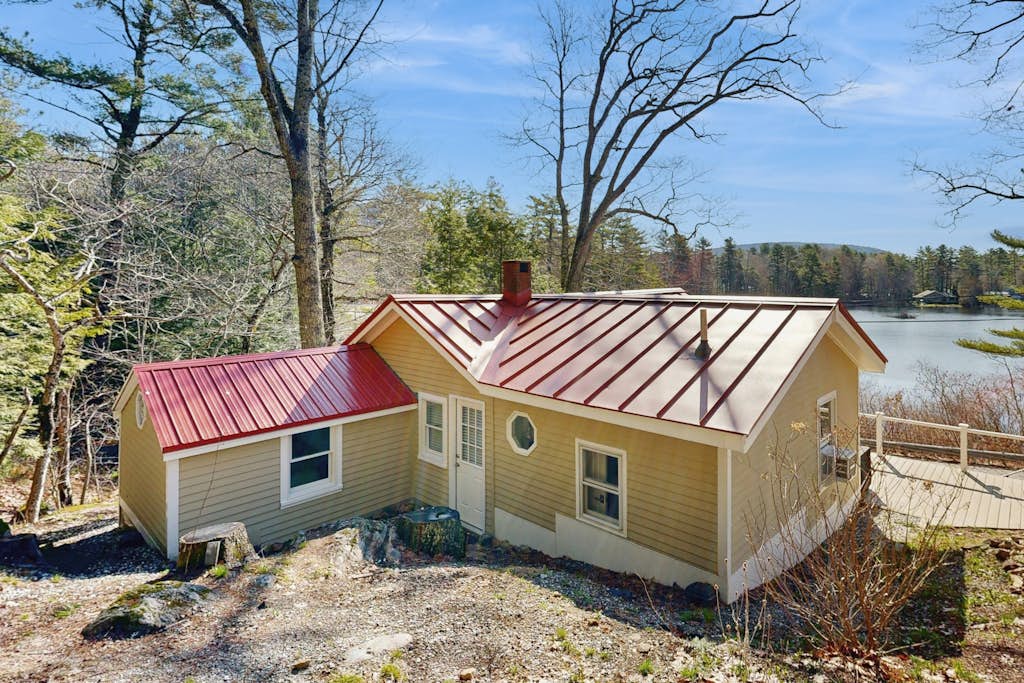 Charming cottage with a spacious deck overlooking the Megunticook River