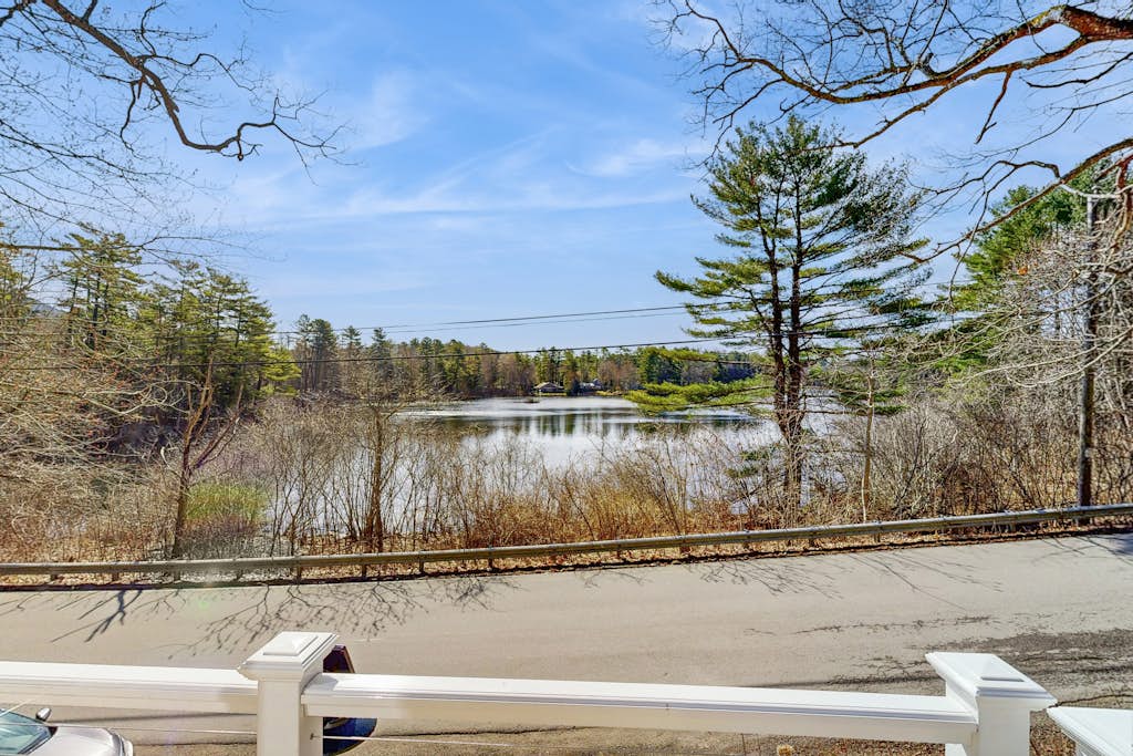 Charming cottage with a spacious deck overlooking the Megunticook River