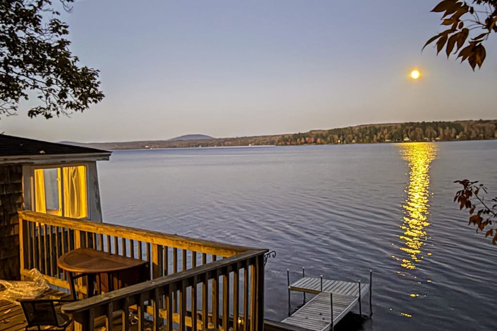 Idyllic Lakefront Retreat:  pvt dock & beach for kayaking, swimming & fishing