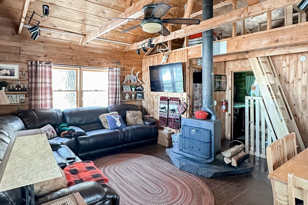 Cozy log cabin w/ deck, BBQ grill & outdoor firepit on Lower Wilson Pond