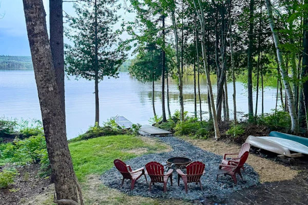 Cozy log cabin w/ deck, BBQ grill & outdoor firepit on Lower Wilson Pond