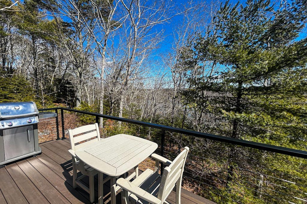 Charming coastal cottage with deck, grill, firepit, and jetted tub