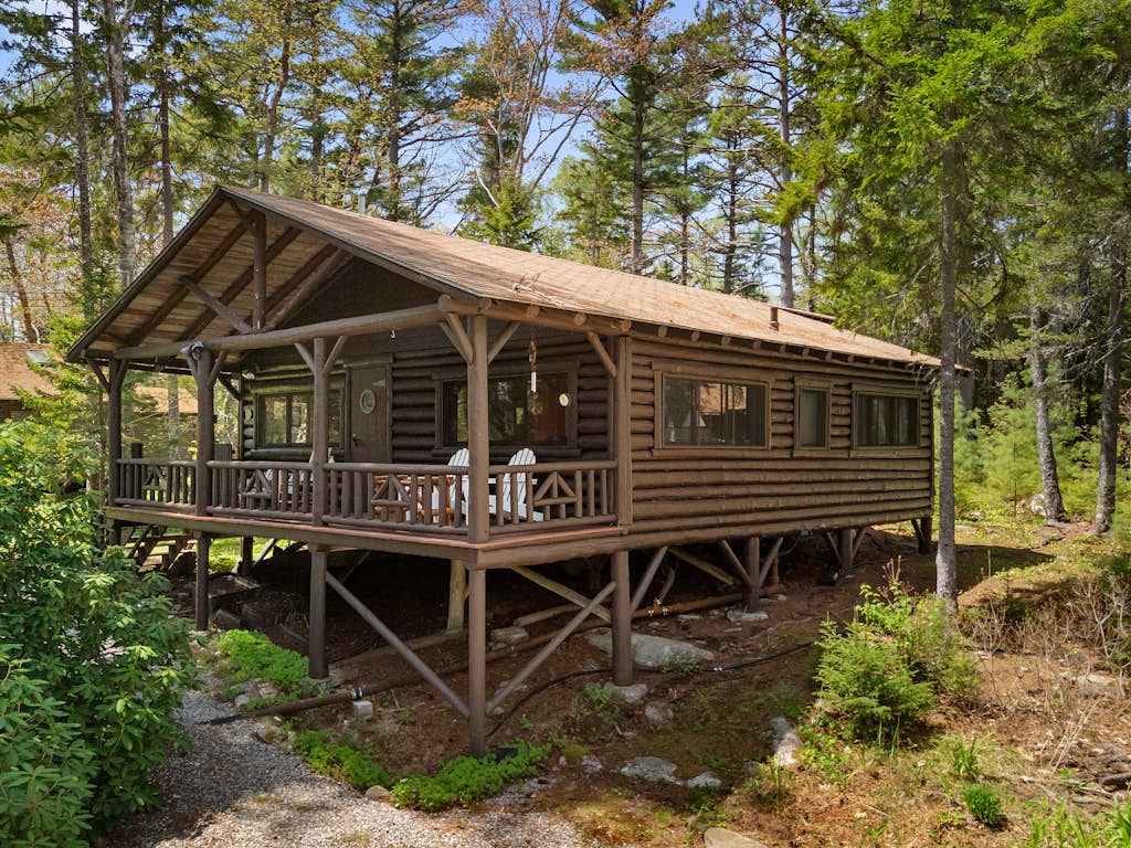 Cozy home with serene views, wood-burning fireplace & wifi