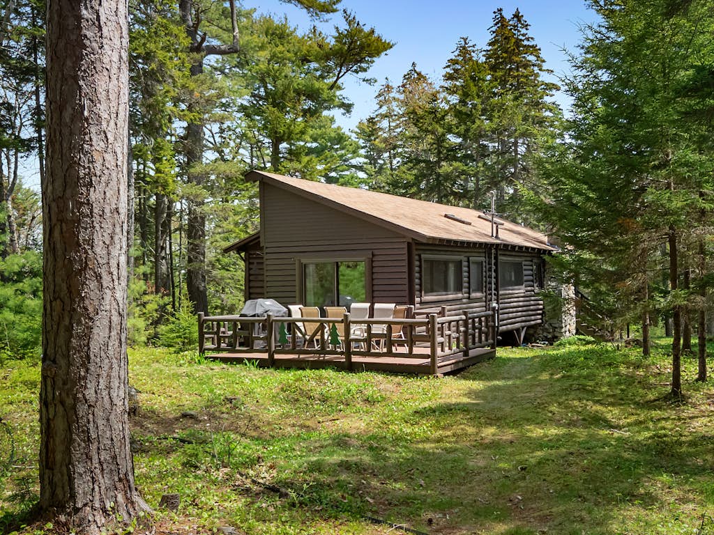 Cozy home with serene views, wood-burning fireplace & wifi