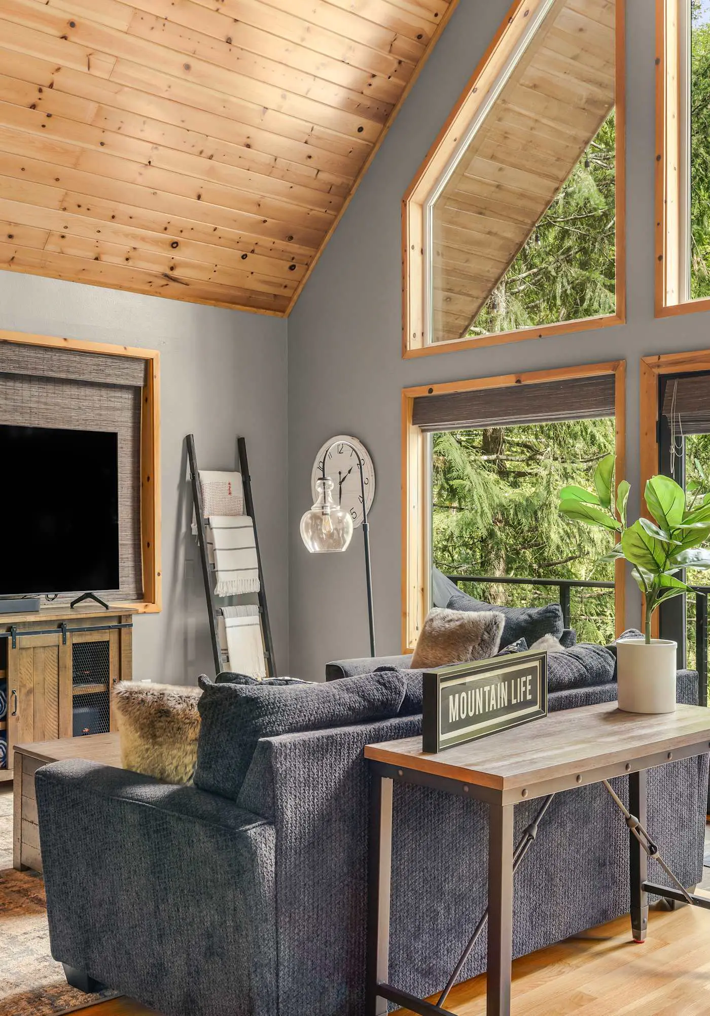 Spacious cabin with forest views, hot tub, BBQ, wrap around deck