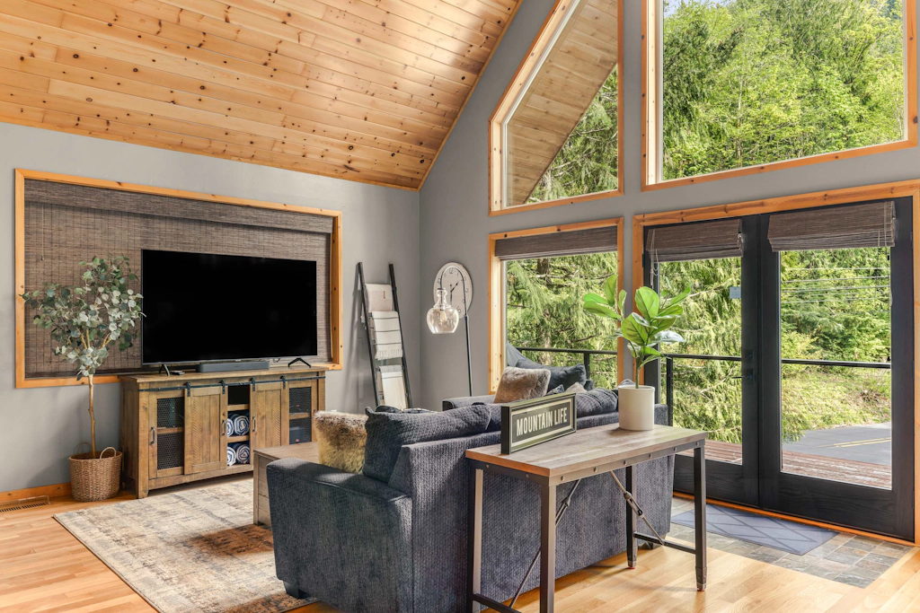 Spacious cabin with forest views, hot tub, BBQ, wrap around deck
