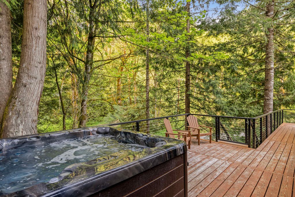 Spacious cabin with forest views, hot tub, BBQ, wrap around deck