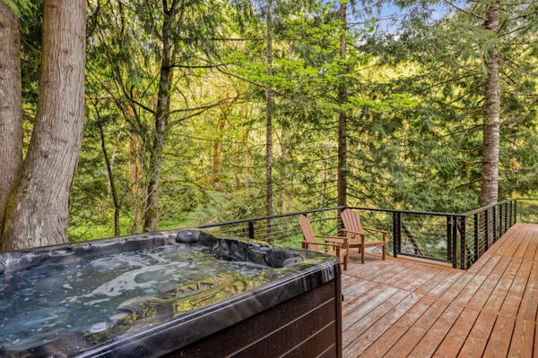 Spacious cabin with forest views, hot tub, BBQ, wrap around deck