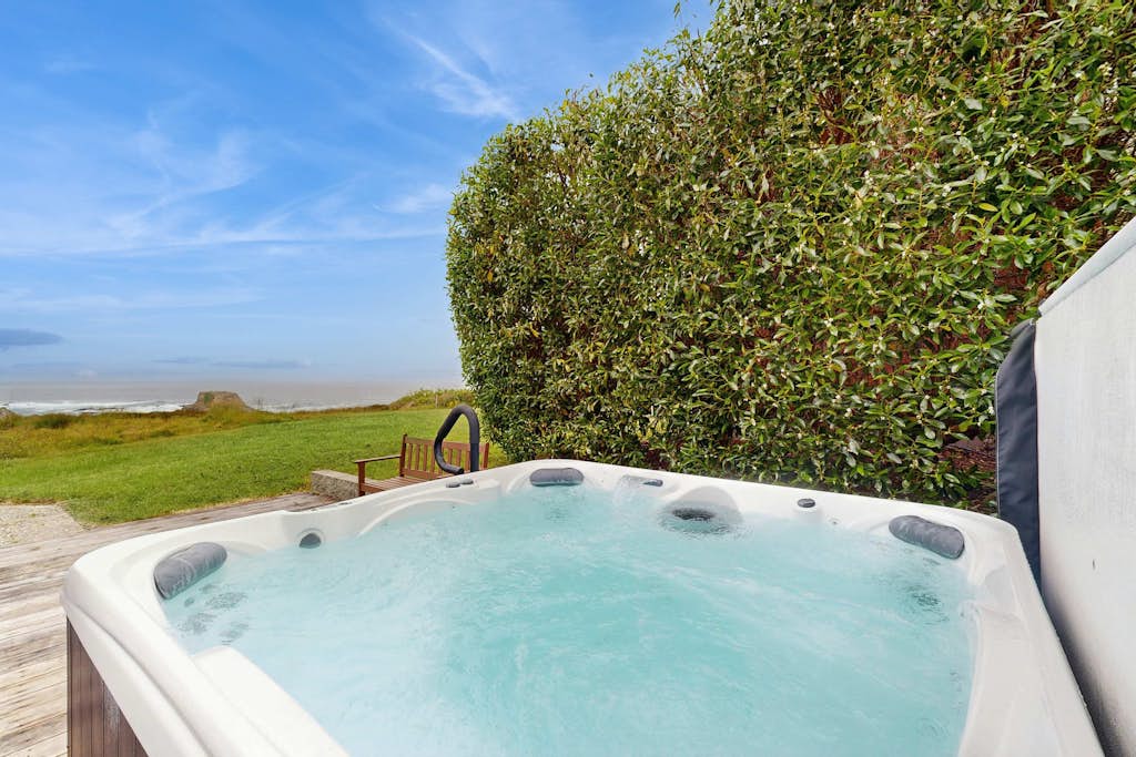 Mendocino Oceanfront Home - Hot Tub & BBQ