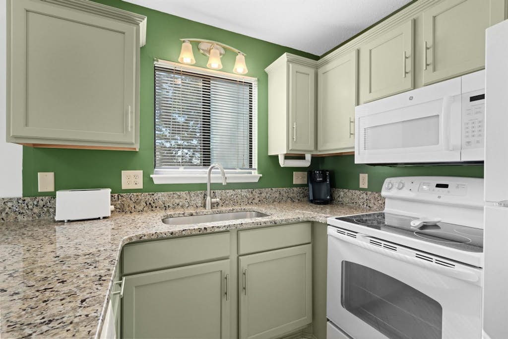 Airy Condo w/ Loft for 8! Bay Tree 24B