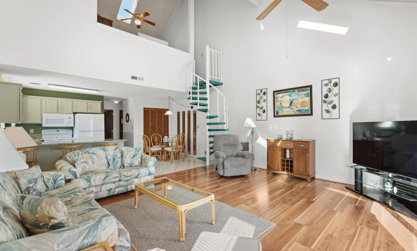 Airy Condo w/ Loft for 8! Bay Tree 24B