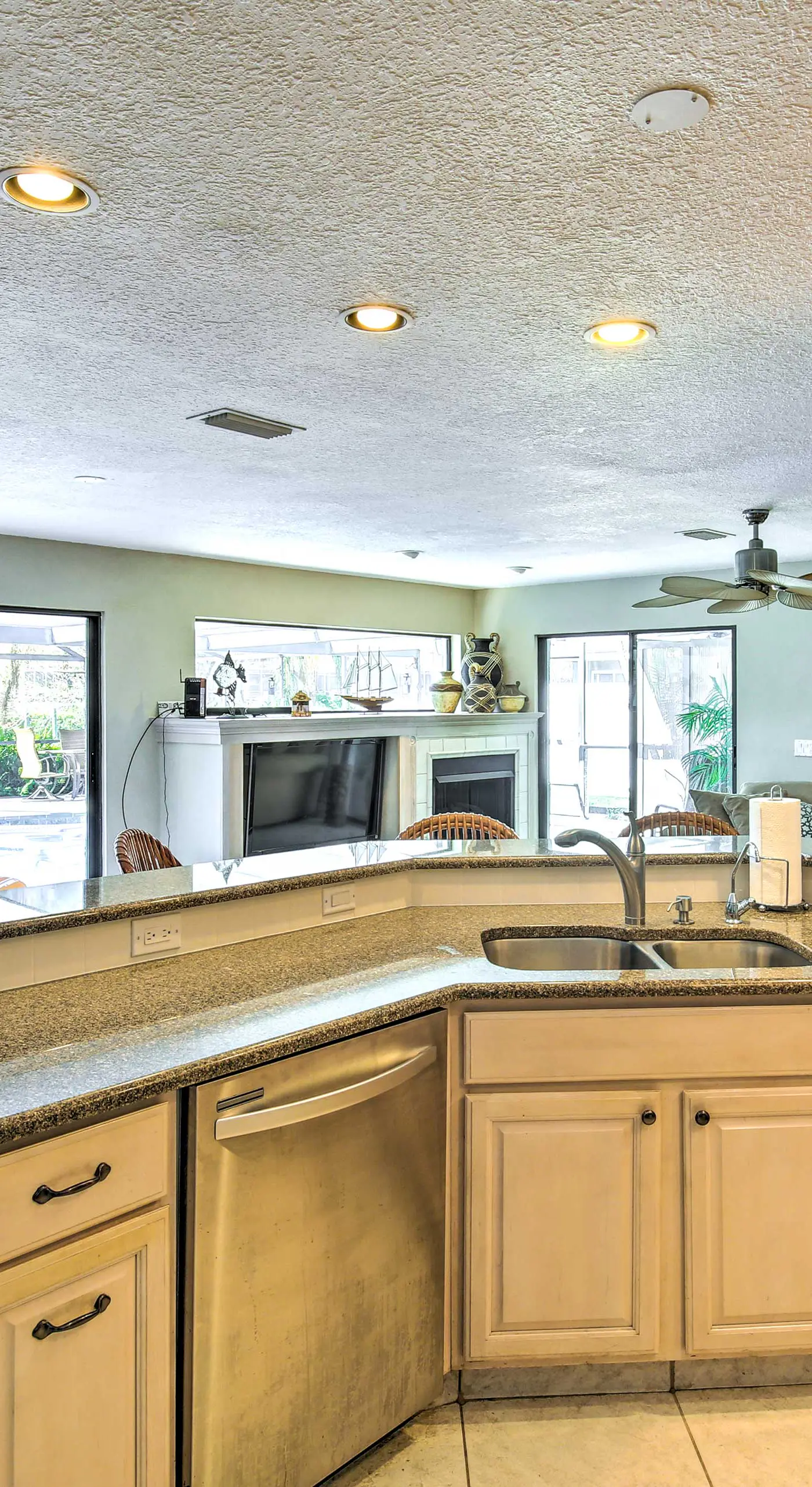 Solar-Heated Pool! Tropical Apollo Beach Hideaway
