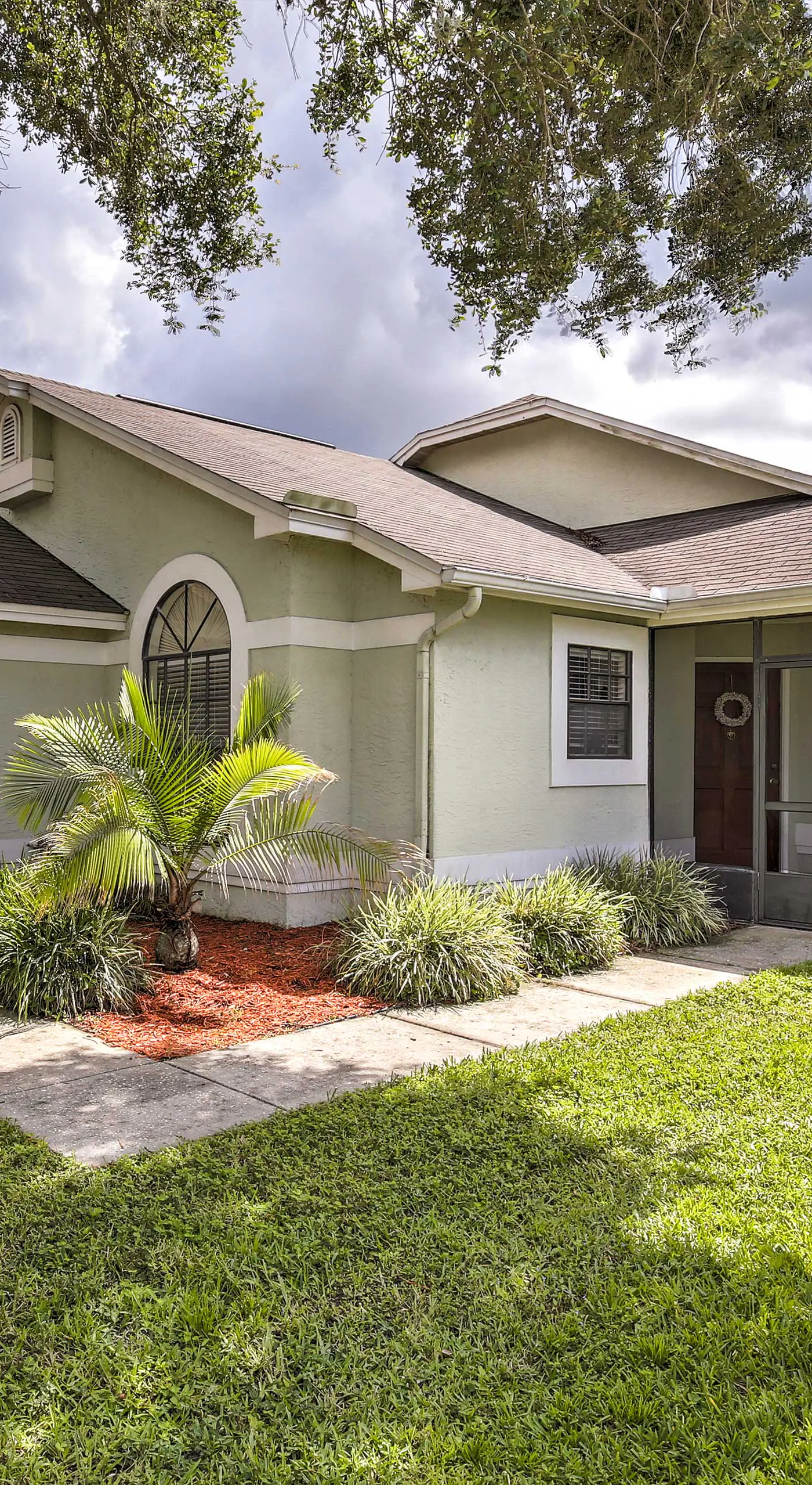 Lakefront Brandon Home w/ Patio & Screened Lanai!