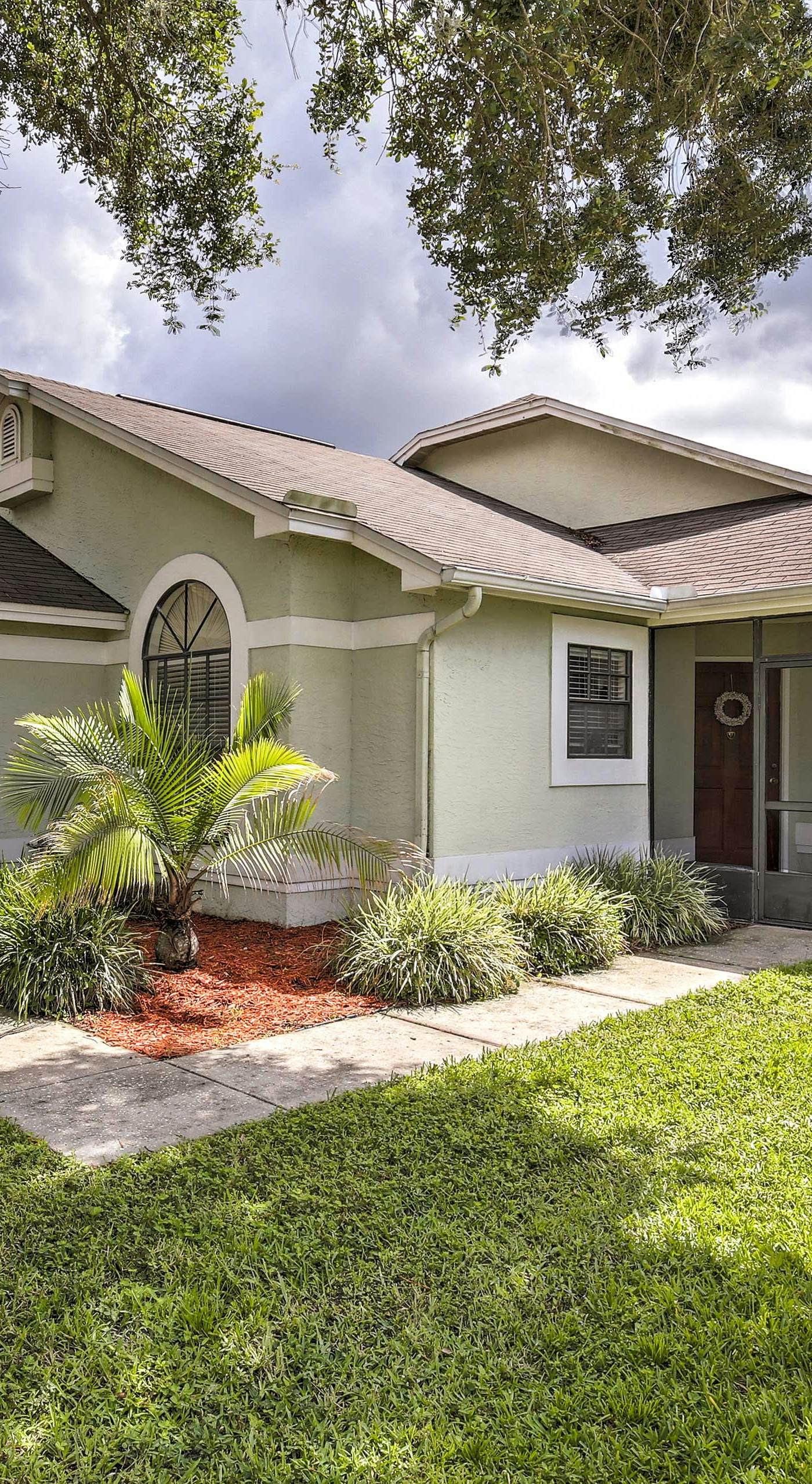 Lakefront Brandon Home w/ Patio & Screened Lanai!