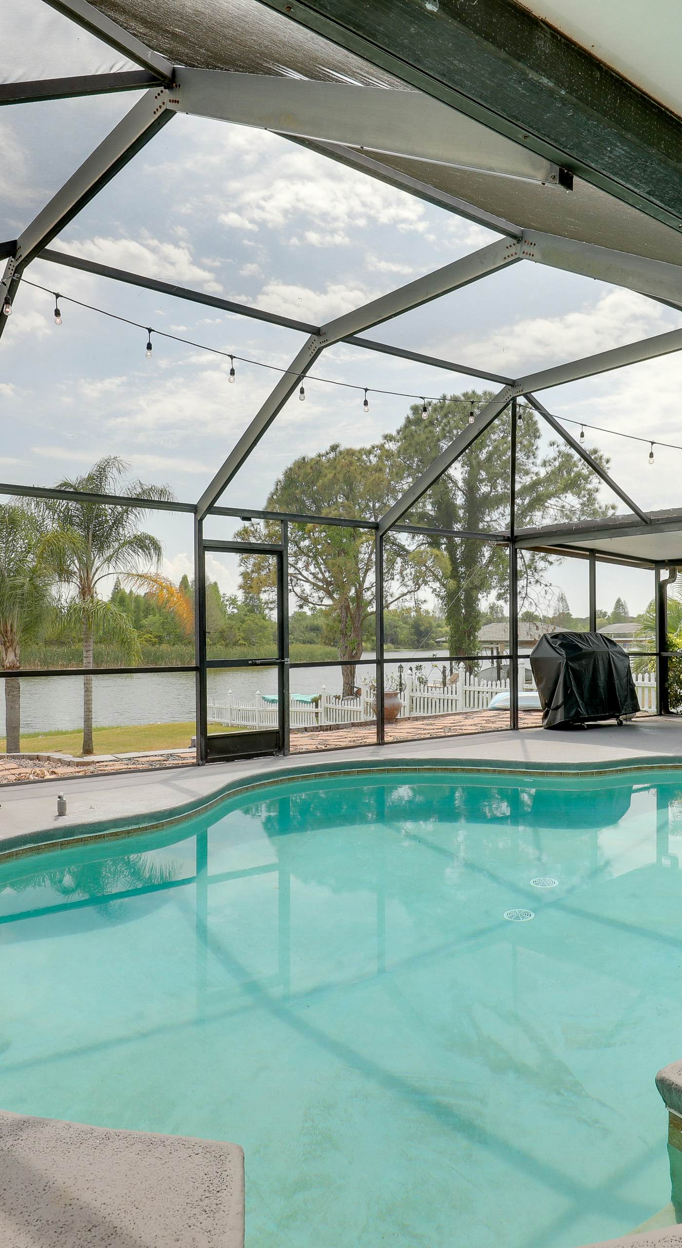Bright Getaway w/ Ski Lake, 11 Miles to Dtwn Tampa