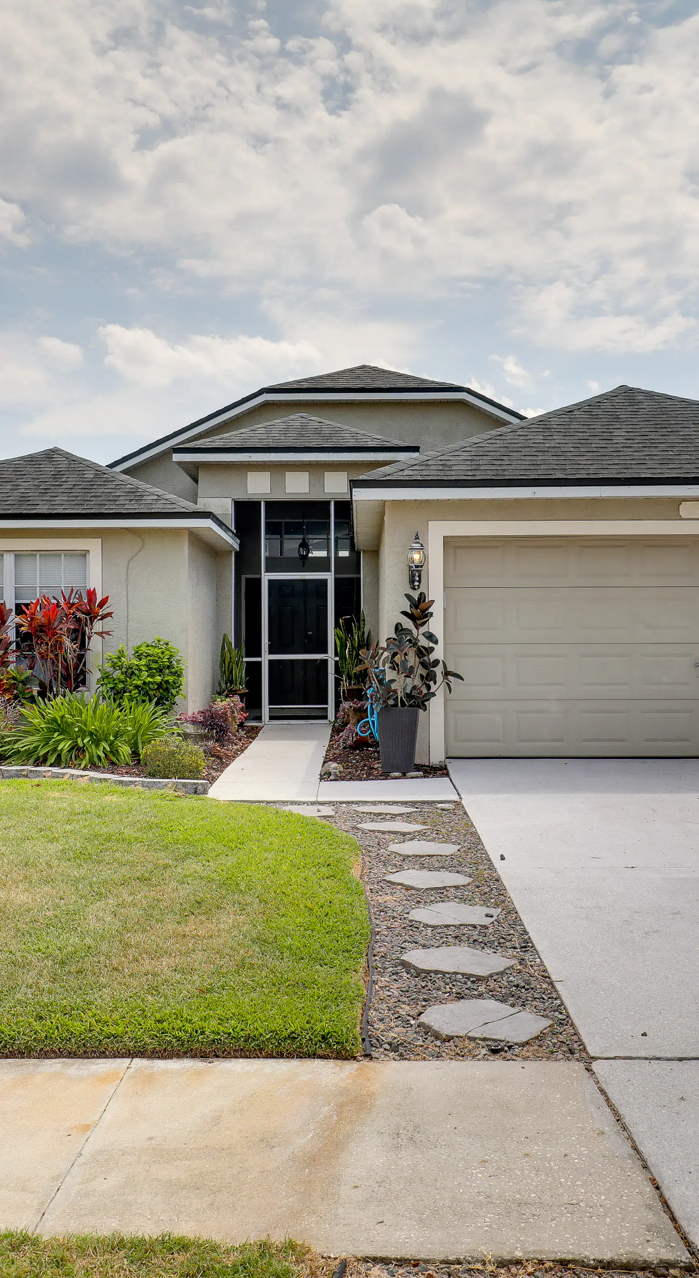 Bright Getaway w/ Ski Lake, 11 Miles to Dtwn Tampa