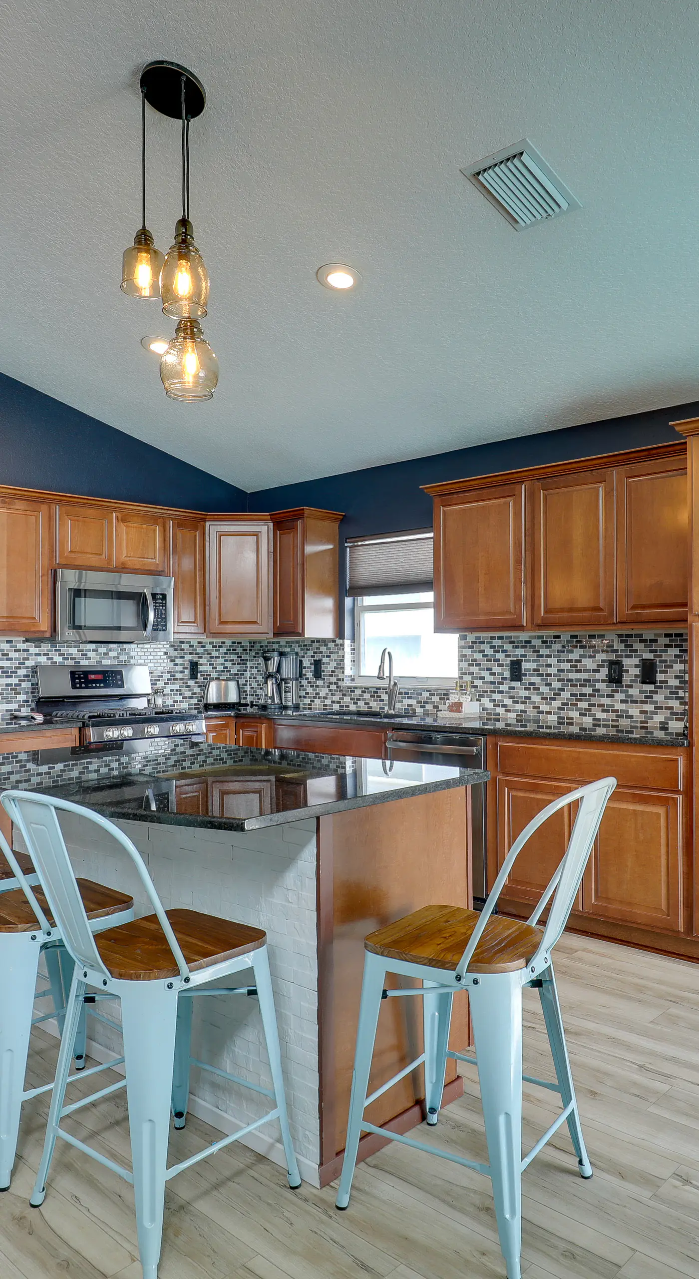 Bright Getaway w/ Ski Lake, 11 Miles to Dtwn Tampa