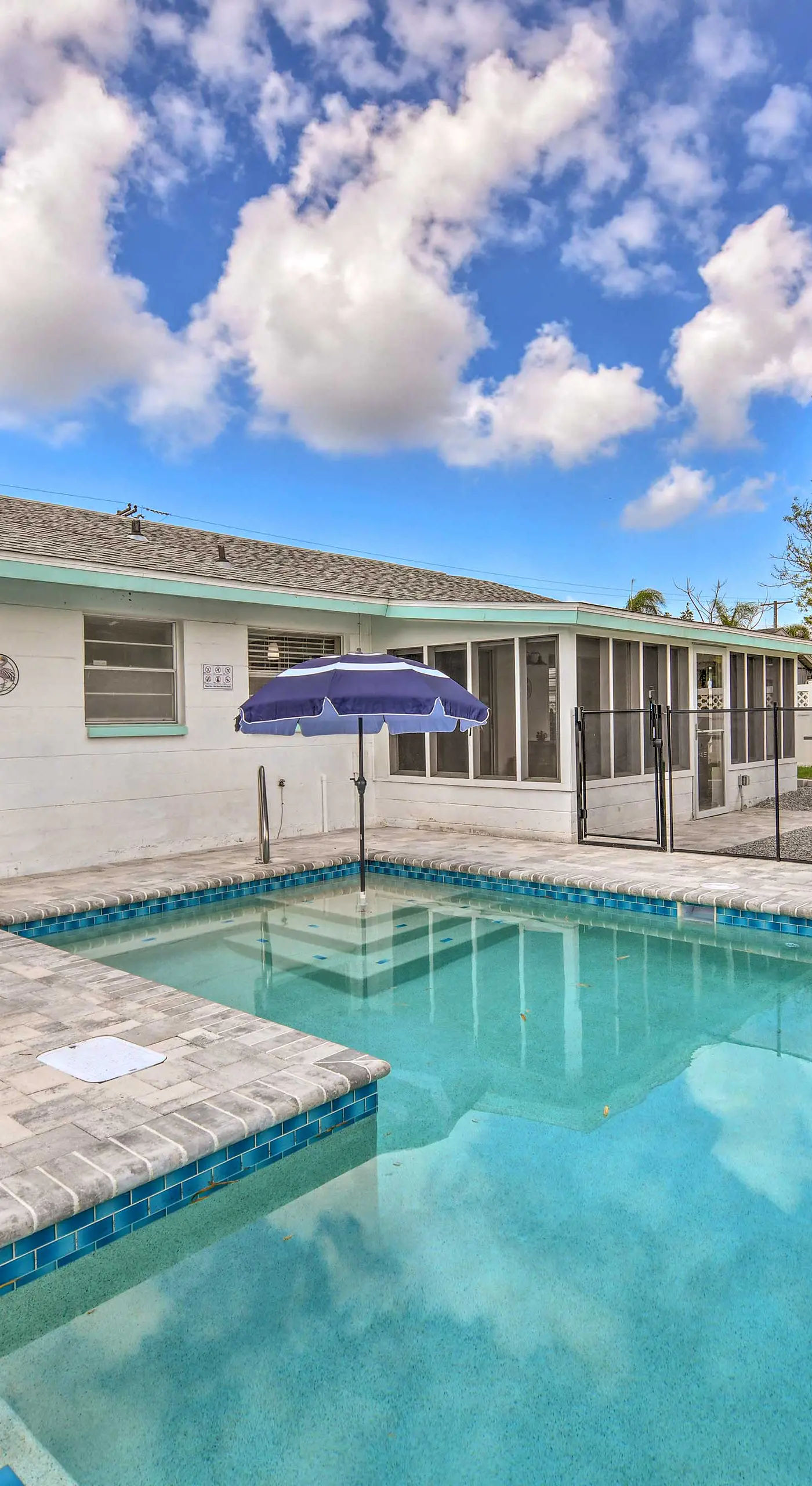 Apollo Beach Gem w/ Pool: 'The Flamingo House'
