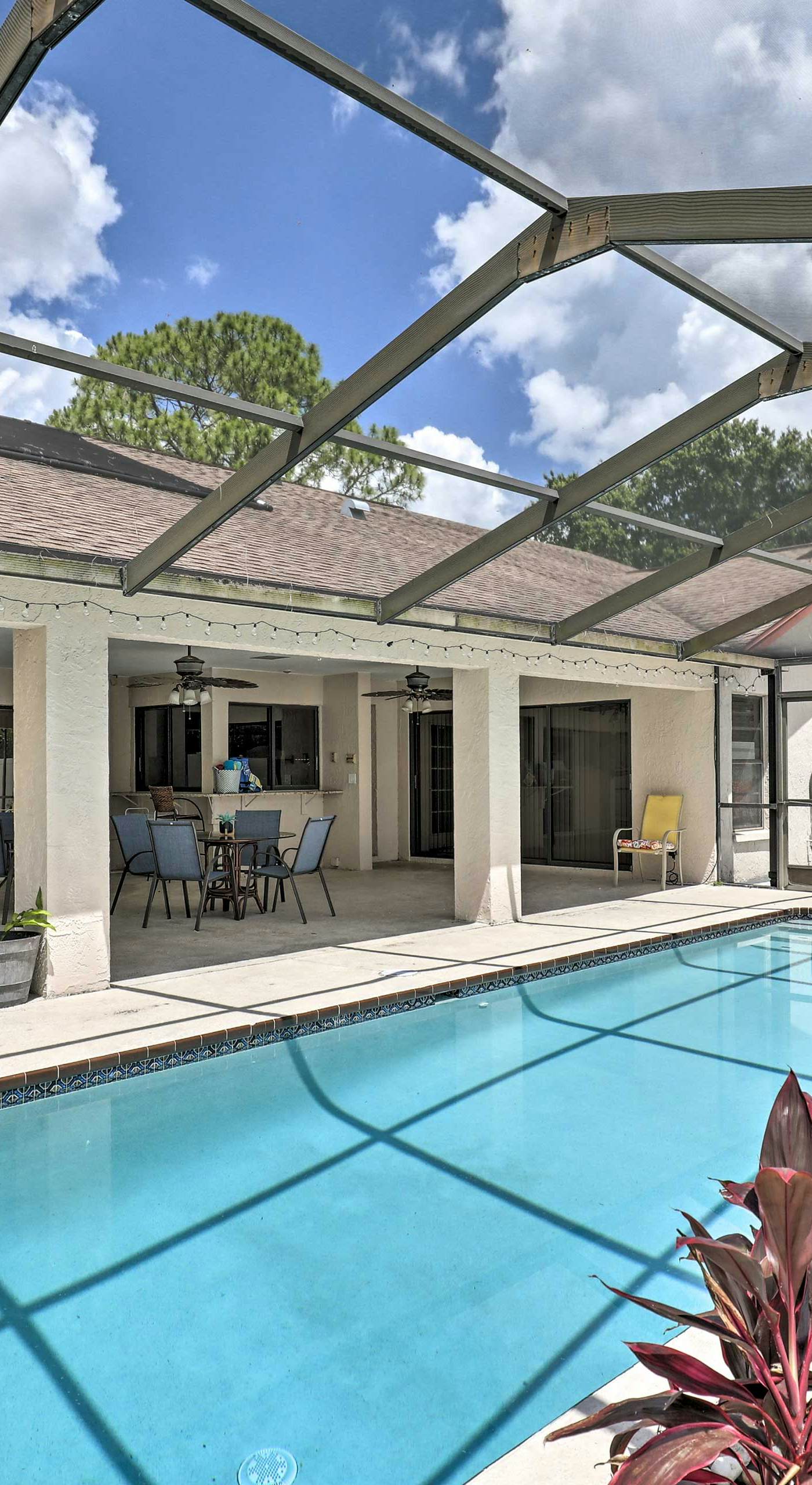 Relaxing Tampa Abode w/ Screened Lanai & Pool
