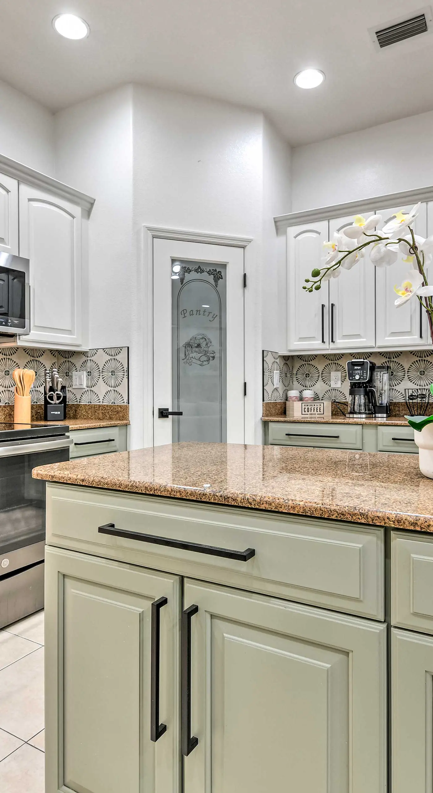 Stunning Thonotosassa Home ~ 7 Mi to Ocean!