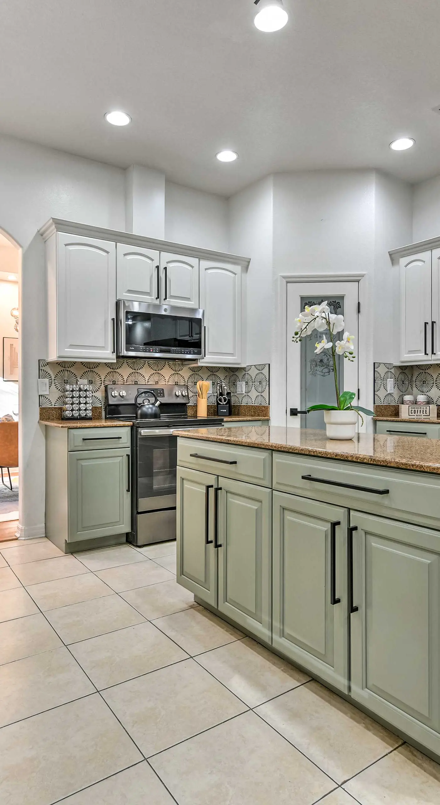 Stunning Thonotosassa Home ~ 7 Mi to Ocean!