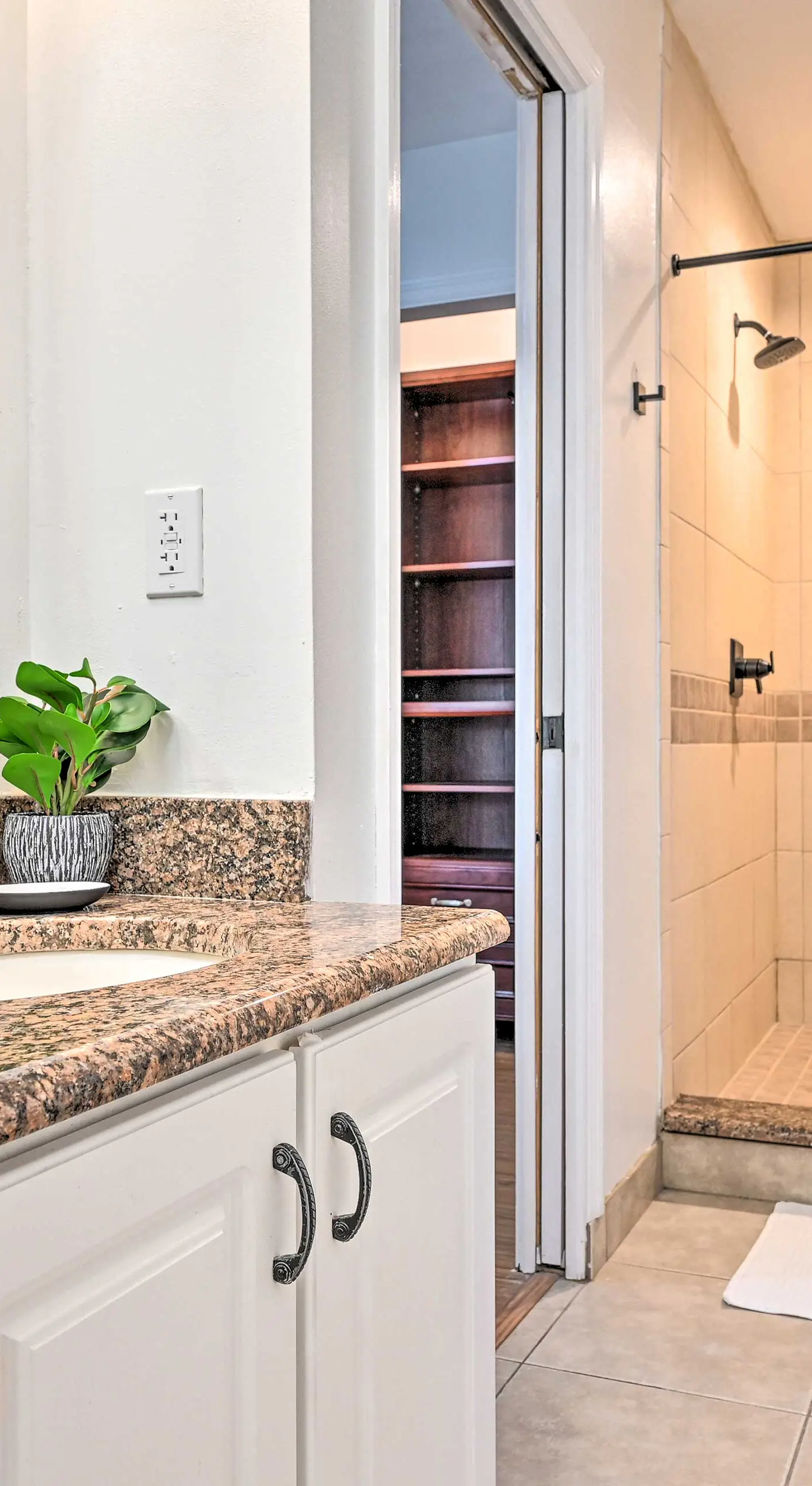 Private Pool & Hot Tubs: Luxe Brandon Oasis!
